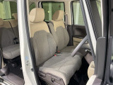 乗降がしやすい運転席。高さが調節できて小柄な方でも運転しやすいポジションをとることができます。