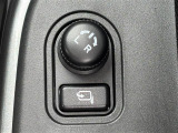 【電動格納ミラー】運転席のスイッチで、ドアミラーの開閉や角度の調整ができます。