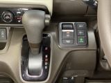CVT車のセレクトレバーです。低速から高速まで、変速ショックのないスムーズな走りと、エンジン効率のよい領域を維持して燃費にも貢献します。サイドブレーキはスイッチ操作の電子制御パーキングブレーキです。