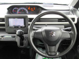 運転席位置からハンドルの周りにスイッチ類が手の届きやすい範囲にあり、操作がしやすくなっております。