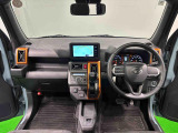 オレンジの差し色&カモフラージュ柄のシートが気分を高める運転席に加えてUV&IRカット機能付きフロントガラスの面積や位置取りが良く、高いアイポイントで前方・右前・左前方向の見通しがいいですよ!
