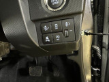 運転席右下のスイッチパネル。前後コーナーセンサーやスマートアシスト等の安全機能のスイッチが並んでいます。