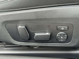 運転席メモリー付きフロント電動シート装備。