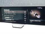 こちらのお車には先進安全装備が多数搭載されています。衝突被害を回避あるいは軽減するためのブレーキや、後方死角からの接近警報、車線逸脱を防止する警報装置など、詳しくはスタッフまでお尋ねください。