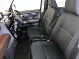 高いホールド性で運転姿勢が安定します。長距離ドライブでも疲れにくいのが魅力です。快適なドライビングライフをお送りください♪