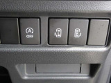 両側電動スライドドアのスイッチがあります。運転席に座ったままスライドドアの操作ができます。