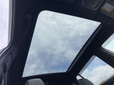 開放感のあるパノラマルーフ付き!爽快な車内空間で快適なドライブをご堪能下さい!