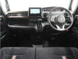 ◆インテリアパネル◆視界広々で非常に運転しやすくロングドライブでも疲れを感じさせないすっきりとまとまったインパネ周りです。
