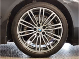 【BMWアロイホイル】軽量かつ強度に拘ったアロイホイル。走行性能ポテンシャルを引き出す設計。車の足元を引き締めてくれる大きなポイントはアロイホイルです。