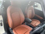 人間工学に基づき設計されたMINIのシートは、ロングドライブでも快適さを維持しつつ、スポーティな走行時には身体をしっかり支え、優れたホールド感と走行安定性を提供します。