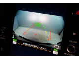 後方の視認性を高めるリアビューカメラを装備。ガイドラインはステアリングの動きと連動しますのでよりスムーズな車庫入れが行えます。
