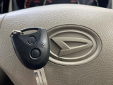 【キーレス】少し離れた場所からでもボタン一つでドアの開錠・施錠ができるのでとっても便利!ドアの鍵穴周りに傷をつけることもありません♪
