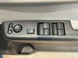 電動格納式リモコンドアミラーと、パワーウィンドウスイッチ等は運転席ドアにあります。