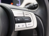◆アダプティブクルーズコントロール◆予め設定した車速内でクルマが自動的に加減速。前走車との適切な車間距離を維持しながら追従走行します。【LKAS】車線維持支援システムでステアリング操作を支援。