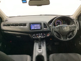 車内は光触媒抗菌消臭施工済です。スタイリッシュなデザインでスポーティなインパネ周りを演出します。グローブボックスやカップホルダーのほかにトレーなどたくさんの収納スペースが付いています。