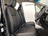 広い足元に肘掛けもついたゆったり座れるシートです。運転席と助手席の間が空いているため、助手席側への移動がスムーズです。交通量の多い道でも、助手席側から乗り降りができます。