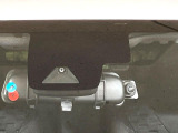 【プリクラッシュセーフティ】前方の車両等を検知し、衝突しそうな時は警報で注意を促し、ブレーキを踏む力をサポート。ブレーキを踏めなかった場合は衝突被害軽減ブレーキが作動、衝突回避をサポートします。