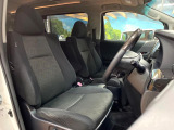 運転席まわりには十分なスペースがあり、大柄な方でもゆったり運転していただける環境です。