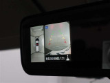 車両後方の映像がルームミラーの画面に表示されます