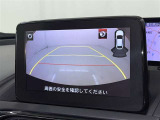 後方の見える安心をお届けするバックガイドモニター付:バックするときのアシストラインもあって楽々バック!車庫入れや縦列駐車をサポートし、苦手な駐車も安心です!今やもう手放せない装備ですネ♪