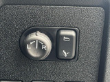 【電動格納ミラー】サイドミラーは電動格納式となっており、狭い駐車場でもキズがつくリスクを抑えられます。