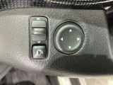 狭い駐車場で便利な電動格納ドアミラーが付いています。