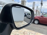 隣車線を走る車両をレーダーで検知し、ドアミラーでは確認しにくい後側方エリアに存在する車両に加え、急接近してくる車両も検知します。車両を検知するとドアミラーに搭載されたLEDインジケーターが点灯します。