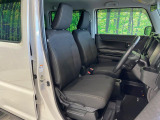 運転席まわりには十分なスペースがあり、大柄な方でもゆったり運転していただける環境です。