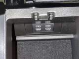 充電用USB端子付き。スマートフォンなどの充電に便利です。