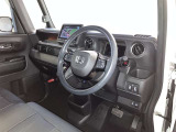 運転席周りのレイアウトをご覧ください。ナビゲーションが綺麗に装着されすっきり収まってますね!