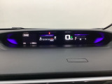 デジタル表示のスピードメーターとタコメーターを大きく配した見やすいメーター部になっています。左側のインフォメーション画面でオドメーターや燃費などの情報を確認できます。