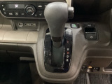 CVT車のセレクトレバーです。低速から高速まで、変速ショックのないスムーズな走りを実現するとともに、エンジン効率のよい領域を維持することで燃費にも貢献します。