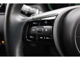 ハンドル左部分でオーディオ操作が可能です。運転中でも目線をずらさずに運転に集中できます。