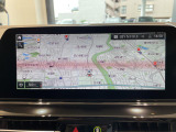 BMWのナビゲーションは操作性も良く、詳細な地図情報と交通状況を見やすく表示し、快適なドライビングをサポートしながら目的地までナビゲートします。