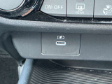 充電端子が装備されていますので車内でスマートフォンなどの充電が可能です。