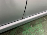 ドアにちょこっと凹みがあります。