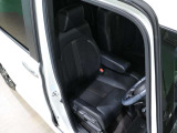 程よい硬さとホールド性が高いシートで長時間運転も快適です。