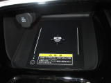 ワイヤレス充電器がついています。対応スマートフォンを置くだけで充電が可能です。