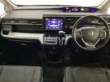 車内は光触媒抗菌消臭施工済です。インパネ周りはスタイリッシュなデザインです。グローブボックスやカップホルダーのほかにトレーなどたくさんの収納スペースが付いています。