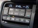 【オートエアコン】温度を設定すれば自動で快適な車内温度を保ちます。エアコン内部の高性能脱臭フィルターで車内のアレルゲンや花粉を除去。