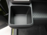 【カップホルダー】エアコン吹き出し口下部に設置されていますので使いやすさバッチリ!助手席から手の届くちょうどの位置です!
