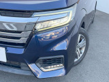 【LEDヘッドライト】悪天候や夜間走行時も良好な視界を確保し安心して運転できる高輝度LEDヘッドライトを装備!点灯速度が早く、消費電力も抑えられています。
