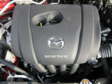 「SKYACTIV-G(ガソリン)」は、規格外の高圧縮を実現し、世界のエンジン技術者に驚きを与えました。さらに、それを維持したままノッキングの発生を抑え、熱効率を向上、走りにも寄与したエンジンです。
