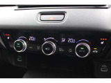 フルオートエアコンを装備しております。車内の温度設定だけでなくPM2.5にも対応した高性能集塵フィルターも装備しており車内はいつも快適空間です。