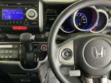 手に馴染むシフトノブで、操作がスムーズに。毎日のドライブがもっと楽しく快適になります。パーキングブレーキはフットブレーキタイプです。