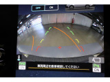 バックカメラ装備。運転席からは死角になる場所をカメラが補完しますので安全です。また、ガイド線が曲がる方向に動くタイプなので、初めての駐車場に止めるときや縦列駐車などの時に便利です。