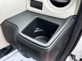 運転席ハンドルの右側にもドリンクホルダーがございます!お飲み物だけではなく、携帯電話なども置けますね♪