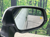 【ブラインドスポットモニター】走行中、ドアミラーの死角になりやすい箇所に後続車が接近するとサイドミラーのレンズに警告を表示!ドライバーに注意喚起をしてくれます。