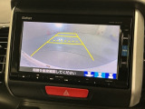 リバースギアに入れるだけで後方の表示へ切り替わります。夜間や雨の日の駐車も楽になりますよ。