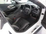 ジェットブラックレザーのインテリアは高級感ある落ち着きの中にも、スポーツカーらしいコクピットは個性が光ります!